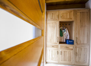 A HARMATCSEPP szoba külön bejáratú előtere saját beépített szekrénnyel